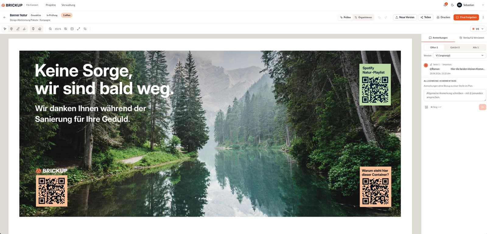 Prüfansicht eines Werbebanners in File Connect: links das Bannermotiv, ein Waldsee mit der Zeile „Keine Sorge, wir sind bald weg.“ und drei QR-Codes, rechts die Anmerkungsspalte mit dem Filter Offen, Geklärt und Alle, einem Kommentar mit @-Erwähnung und dem Versionswähler V1; die Kopfzeile zeigt „In Prüfung“ und „1 offen“ neben den Schaltflächen bis „Final freigeben“